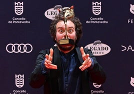 Pol López, con su premio Feroz por interpretar a Emilio Trahorras en 'Nos vemos en otra vida'.