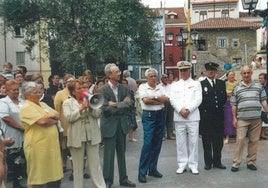 Paz Fernández Felgueroso, en el homenaje y nueva ubicación del busto de Arturo Arias, el 7 de septiembre de 2001, acompañada por Ana 'La Larola', Jesús Morales, Emilio 'El Negro', Isidoro Cortina, el comandante de Marina y el jefe de la Policía Municipal.