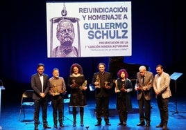 A la izquierda, la interpretación de la canción 'Reflexiones de un minero'. A la derecha, los artistas y ponentes: el decano José Augusto Suárez, el guitarrista Manuel A. Paz, la pianista Natalia Lada, el tenor Juan Noval-Moro, la musicóloga María Sanhuesa, el profesor Jesús Llaneza y el alcalde de Mieres, Manuel Ángel Álvarez .