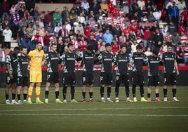 La plantilla del Sporting, durante el minuto de silencio en memoria de Juan Arango.