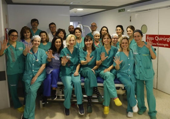 Facultativos, enfermeras, celadores y personal de limpieza vinculado al quirófano 13 del Hospital de Cabueñes, en el que está instalado el Da Vinci, celebran las ya más de 500 operaciones con el robot quirúrgico.