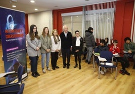 Por la izquierda, Carla Álvarez Sanjurjo, directora general de Promoción del Empleo del Ayuntamiento, la vicealcaldesa Ángela Pumariega, la catedrática de Álgebra de la Universidad de Oviedo Consuelo Martínez López, el catedrático emérito Santos González y Cristina Caldueño, directora de operaciones de Castroalonso.