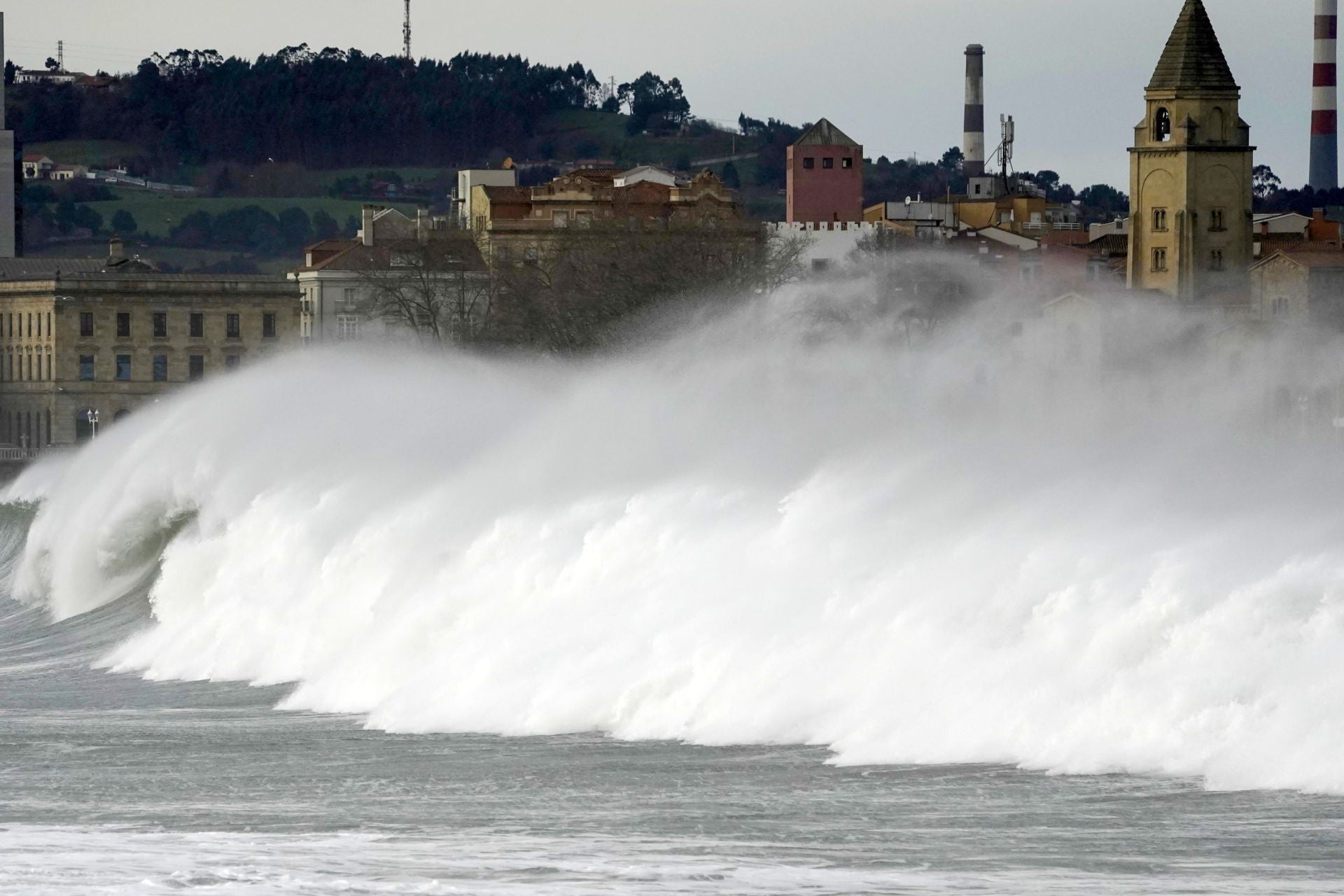 La borrasca &#039;Herminia&#039; golpea Asturias: los efectos del fuerte viento