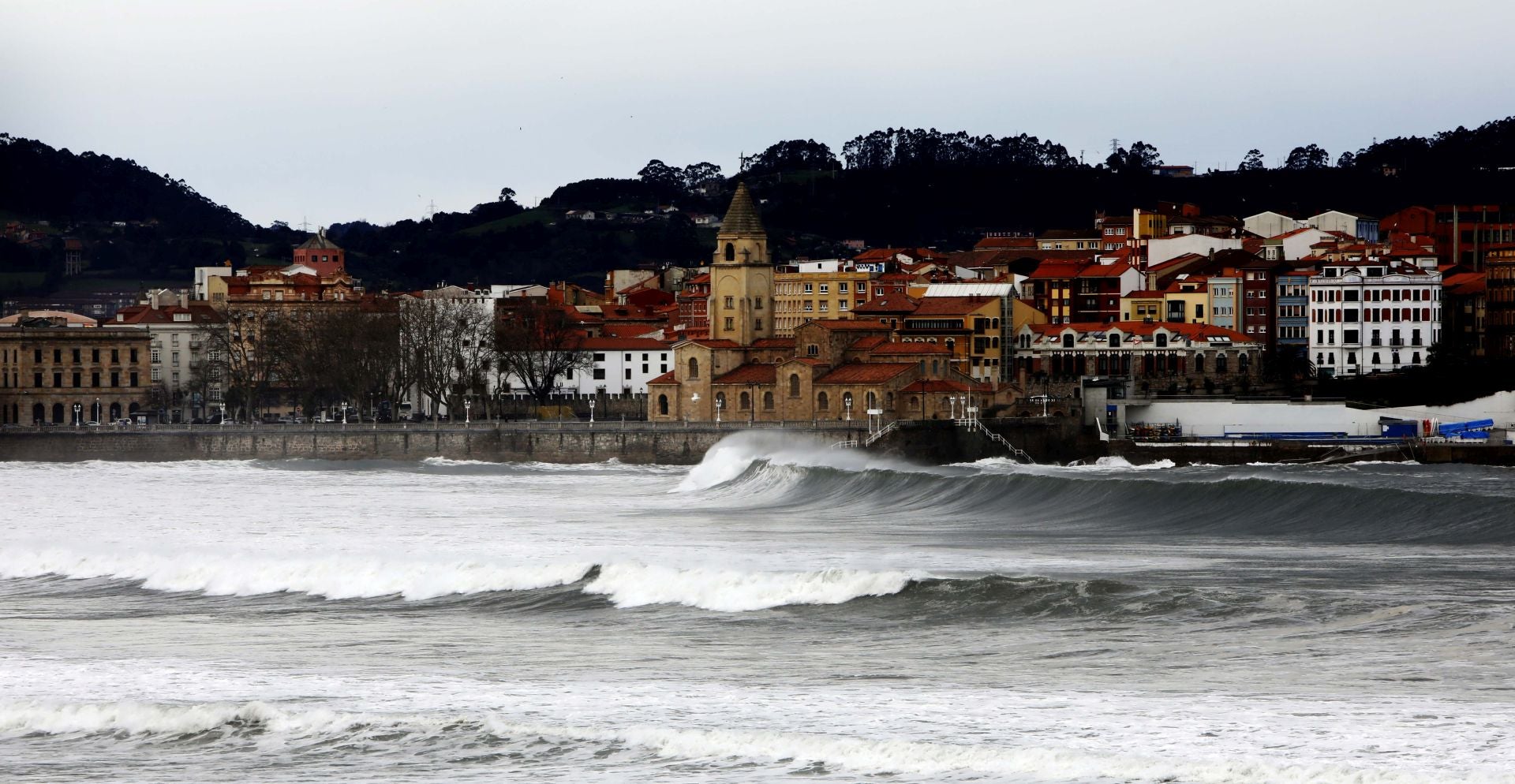 La borrasca &#039;Herminia&#039; golpea Asturias: los efectos del fuerte viento