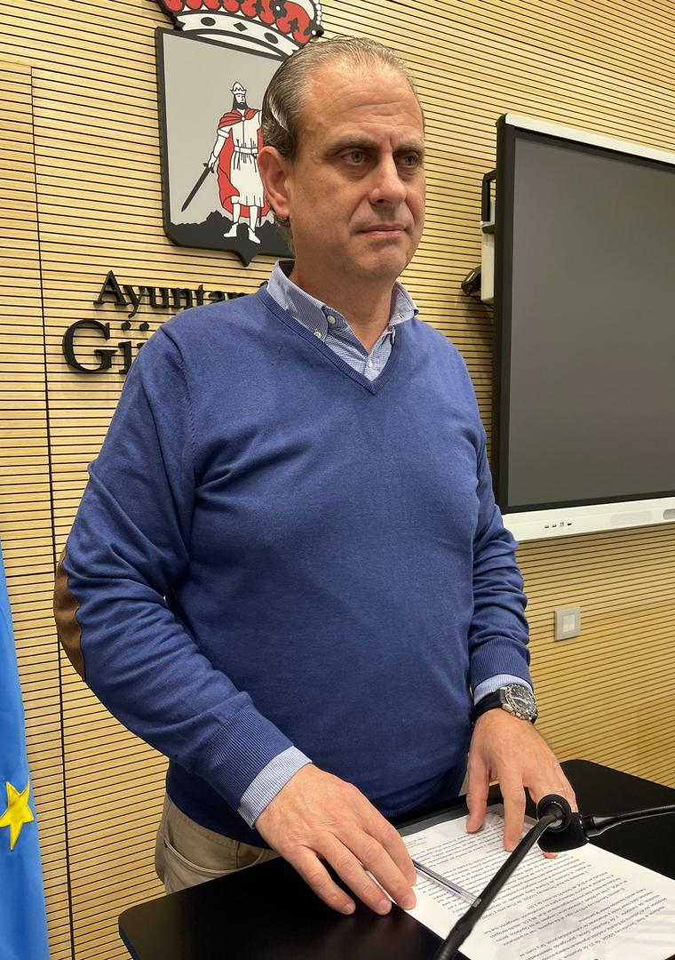 Imagen - El concejal del PSOE Tino Vaquero, este lunes, en la sala de prensa del Ayuntamiento.