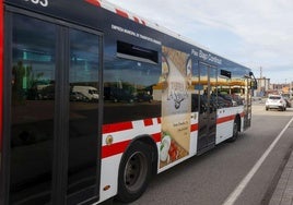 Un autobús urbano en Gijón.