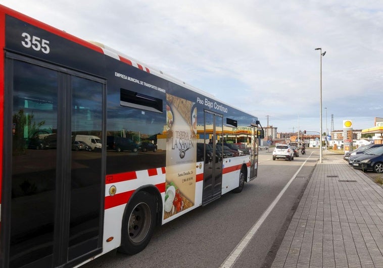 Un autobús urbano en Gijón.