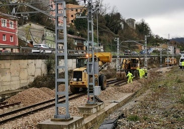 «Caos» en la vuelta del servicio alternativo al tren para acabar el soterramiento de Langreo