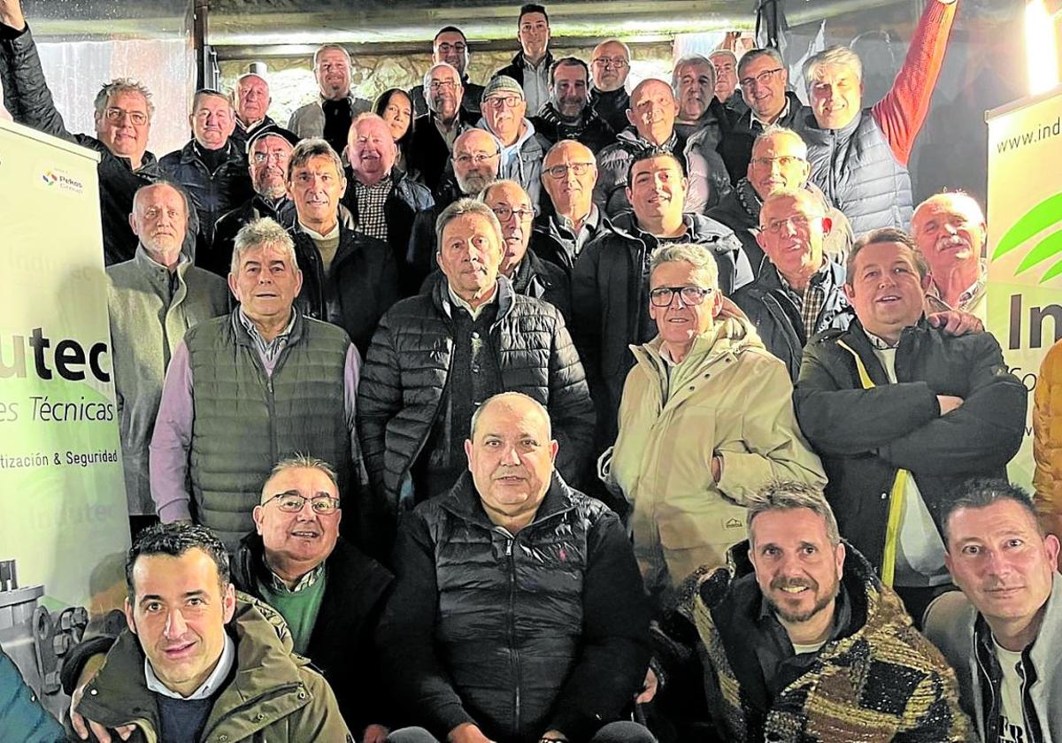 Peñistas partipantes en las semifinales de la Copa de Mus Indutec celebrada en la Sidrería El Mallu.