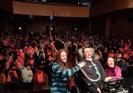 El profesor Imanol Núñez, junto a José Luis Capitán y su mujer, Teresa Pérez. Al fondo, el almunado de Pola de Lena.