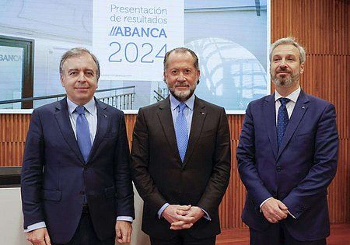 De izquierda a derecha, el CEO de ABANCA, Francisco Botas, el presidente, Juan Carlos Escotet Rodríguez, y el director general financiero, Alberto de Francisco.