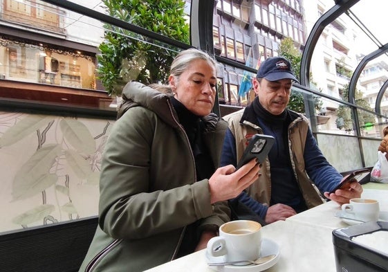 Dos personas reciben el mensaje en su teléfono a través de Es-Alert.