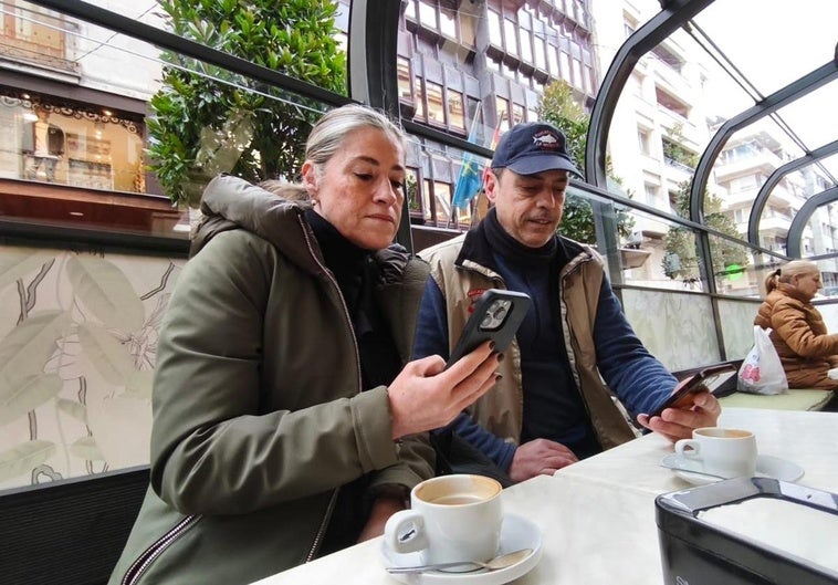 Dos personas reciben el mensaje en su teléfono a través de Es-Alert.