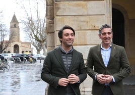 El diputado autonómico y candidato a la presidencia del PP de Gijón Andrés Ruiz y el concejal de Educación y Deportes Jorge Pañeda.