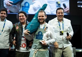 Axel Smith, con el premio y un jamón que le acreditan ganador. A la derecha, la croqueta que elaboró.