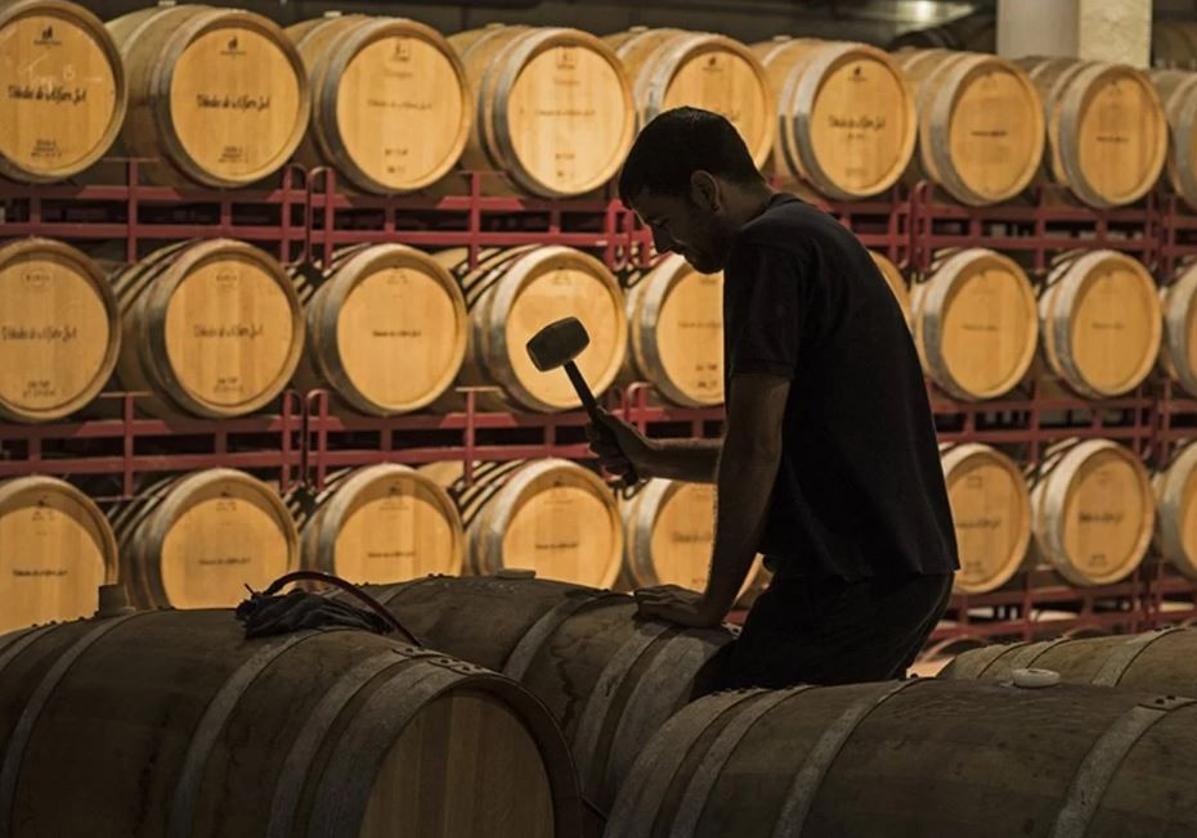 Proceso de rellenado en la bodega riojana Real Agrado, propiedad del grupo El Gaitero