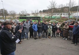 Los integrantes de las peñas del Antroxu de Avilés escucharon las indicaciones antes de entrar a una de las naves.