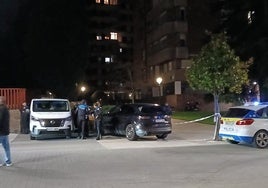 El Posrche Cayenne, en el centro de la foto, tras el atropello en la calle Comandante Caballero de Oviedo.