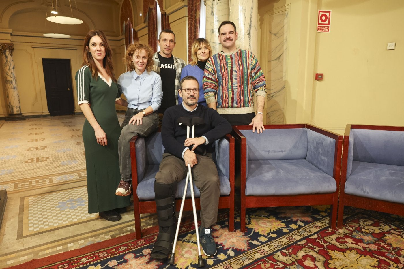 David Serrano junto al elenco de actores en el Teatro Palacio Valdés de Avilés.