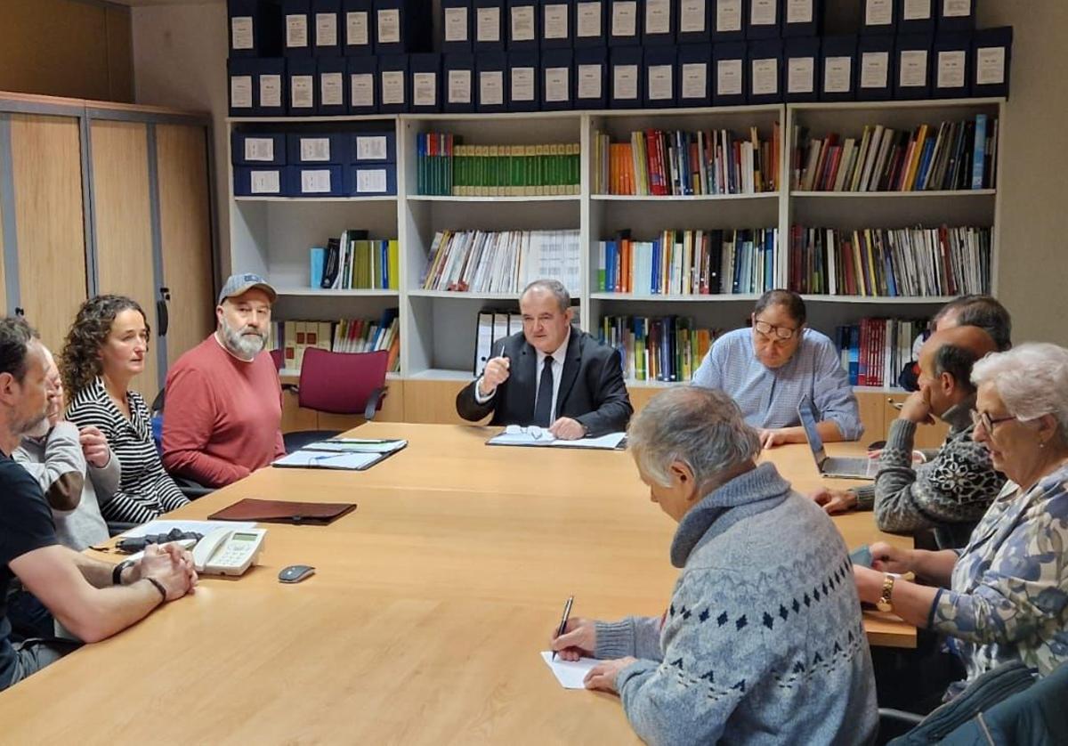 El viceconsejero Isaac Pola con los representantes de la plataforma.