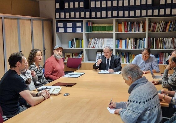 El viceconsejero Isaac Pola con los representantes de la plataforma.