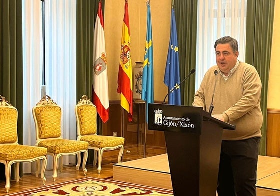 Pelayo Barcia, en rueda de prensa, para anunciar la vuelta de los descuentos a EMTUSA.