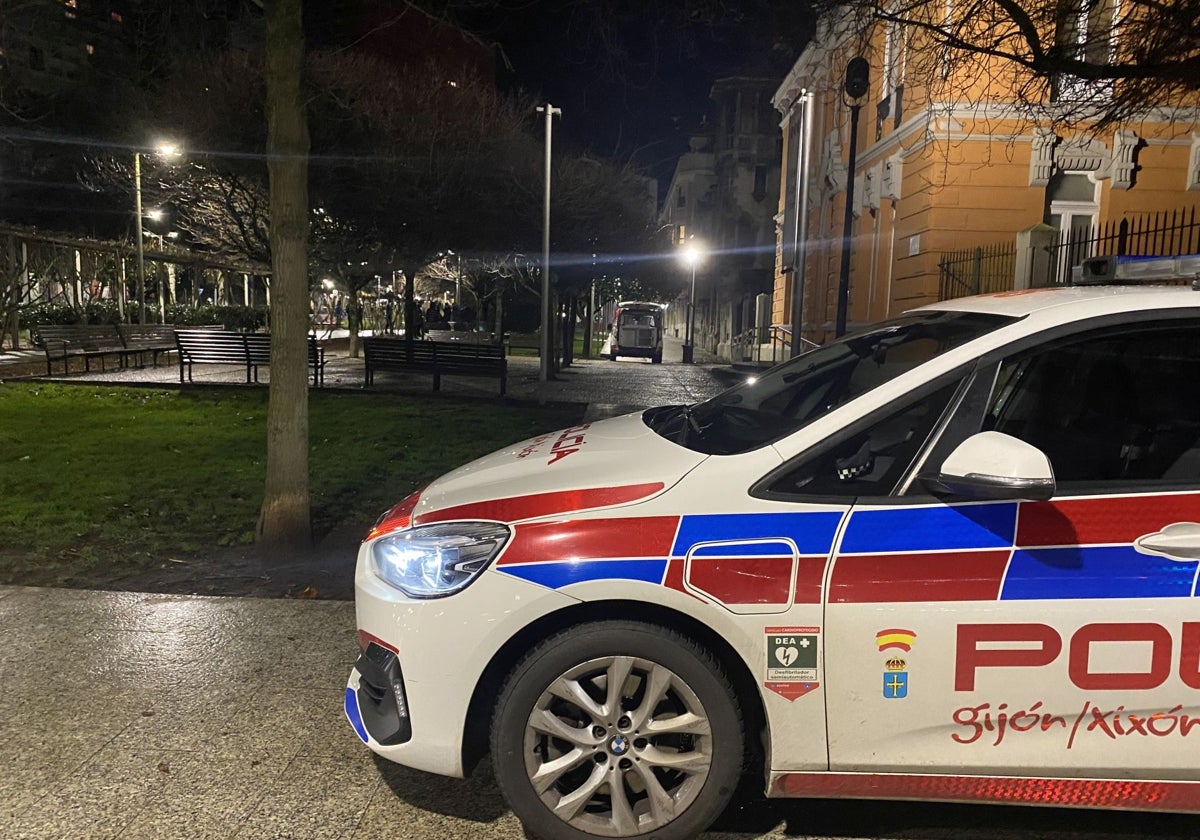 Policía Local en la plaza de Europa la noche del martes.