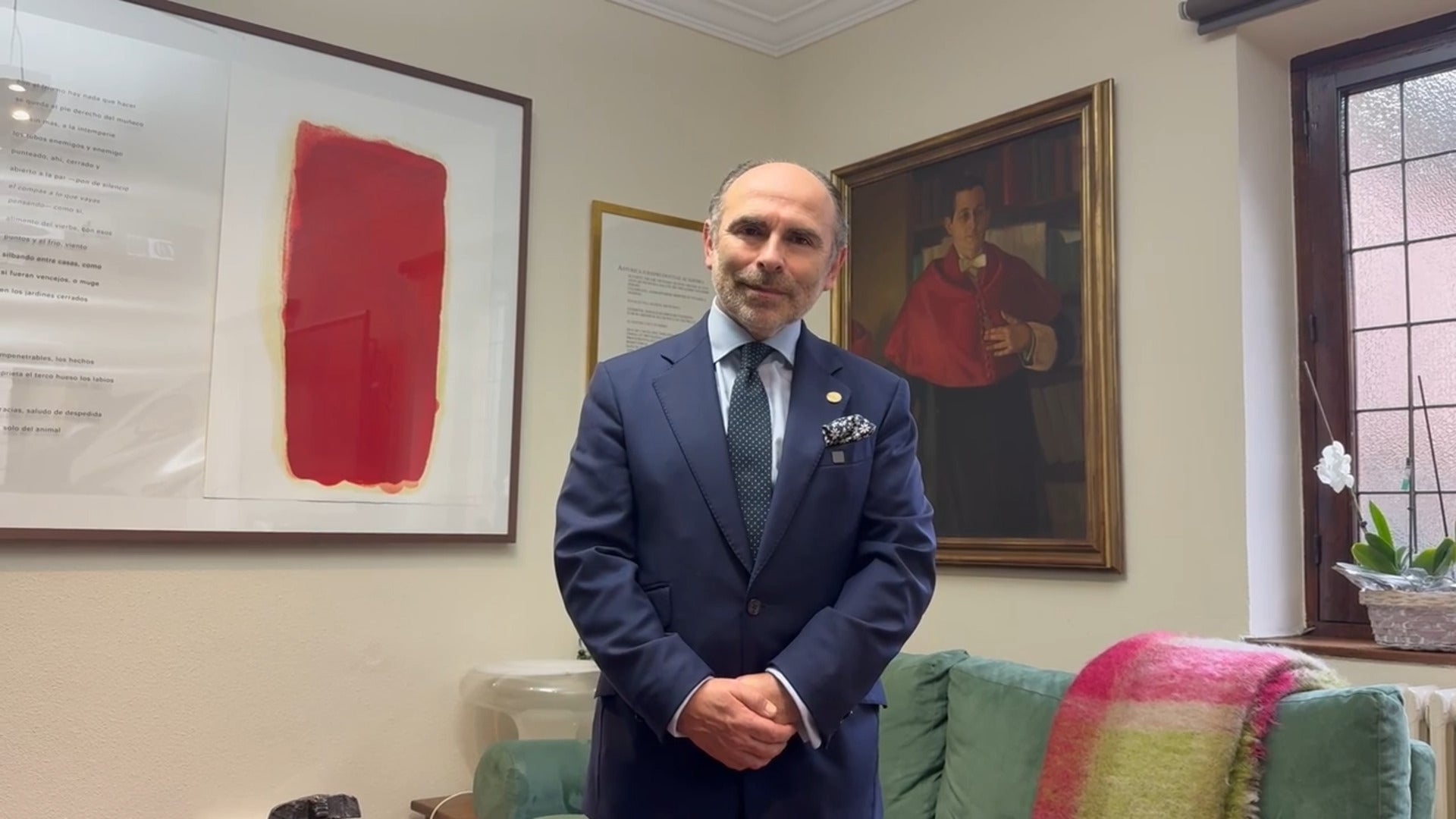 Ignacio Villaverde, rector de la Universidad de Oviedo, felicita a EL COMERCIO