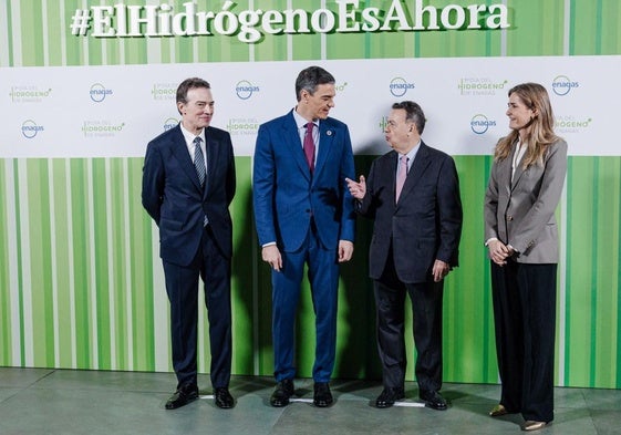 De izquierda a derecha, el consejero delegado de Enagás, Arturo Gonzalo; el presidente del Gobierno de España, Pedro Sánchez; el presidente de Enagás, Antonio Llardén; y la vicepresidenta del Gobierno y ministra para la Transición Ecológica y el Reto Demográfico, Sara Aagesen.