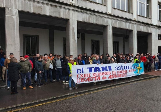 Casi un millar de profesionales del sector fueron llamados este miércoles a secundar un paro nacional para protestar por la subida de las pólizas de seguros.