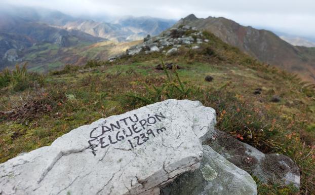 Cumbre del Felguerón y (al fondo) la cresta que se recorre durante buena parte de esta ruta