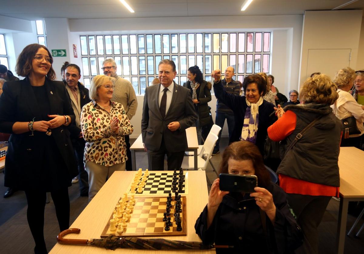 La concejala de Centros Sociales, Covadonga Díaz, la delegada, Charo Suárez, y el alcalde, Alfredo Canteli, en la inauguración del centro social de El Cristo.