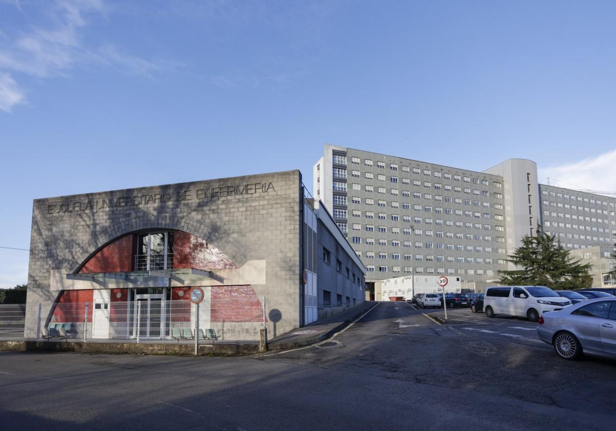 La Facultad de Enfermería, con el Hospital de Cabueñes, detrás.