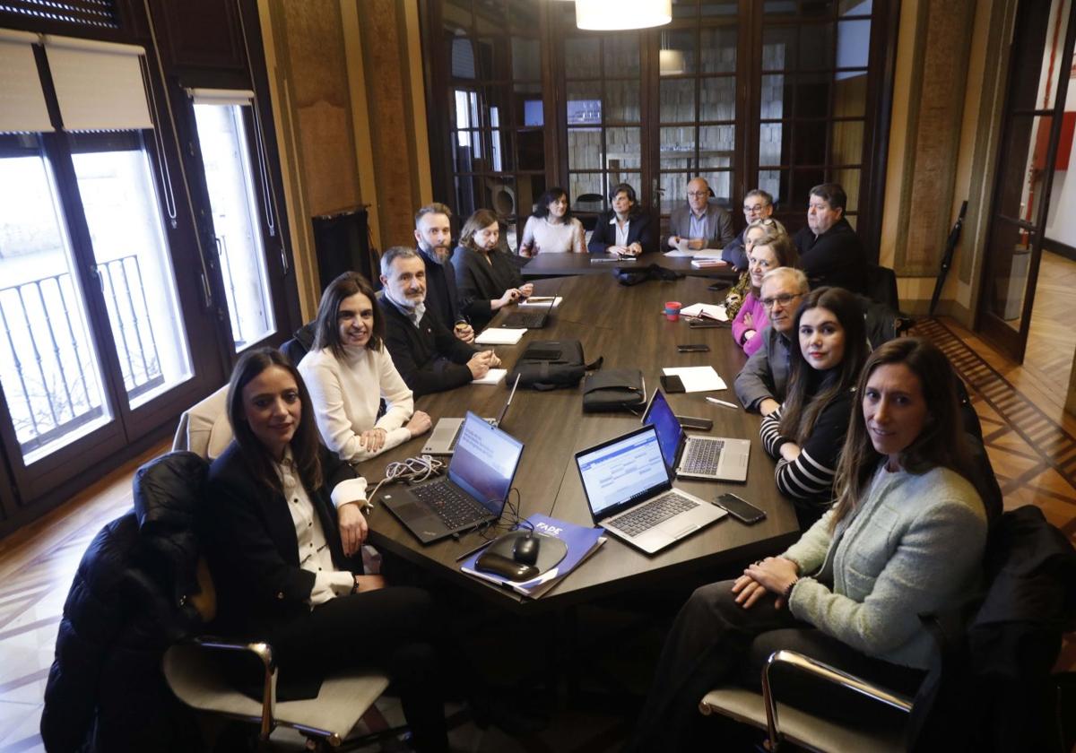 Reunión de la mesa de concertación social en la Casa Paquet.