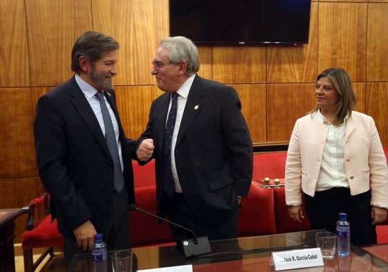 Javier Fernández conversa con Ramón García Cañal en presencia de la vicepresidenta del Principado, Gimena Llamedo.