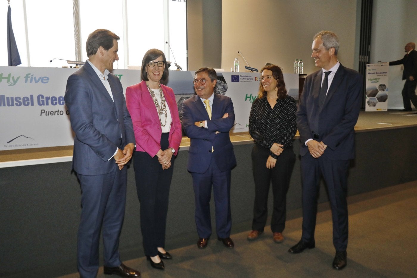 Nieves Roqueñí (segunda por la izquierda), nueva presidenta de la Autoridad Portuaria de Gijón, junto a Laureano Lourido, presidente saliente, en junio de 2024 durante la presentación del proyecto Musel GreenMet.