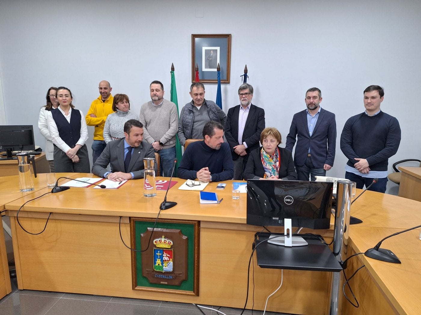 Los alcaldes de la comarca y los agentes sociales, ayer en el Ayuntamiento de Castrillón.