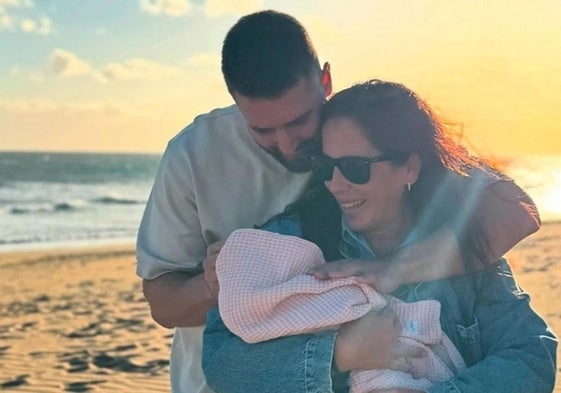 Anabel Pantoja y David Rodríguez, junto a su hija Alma.