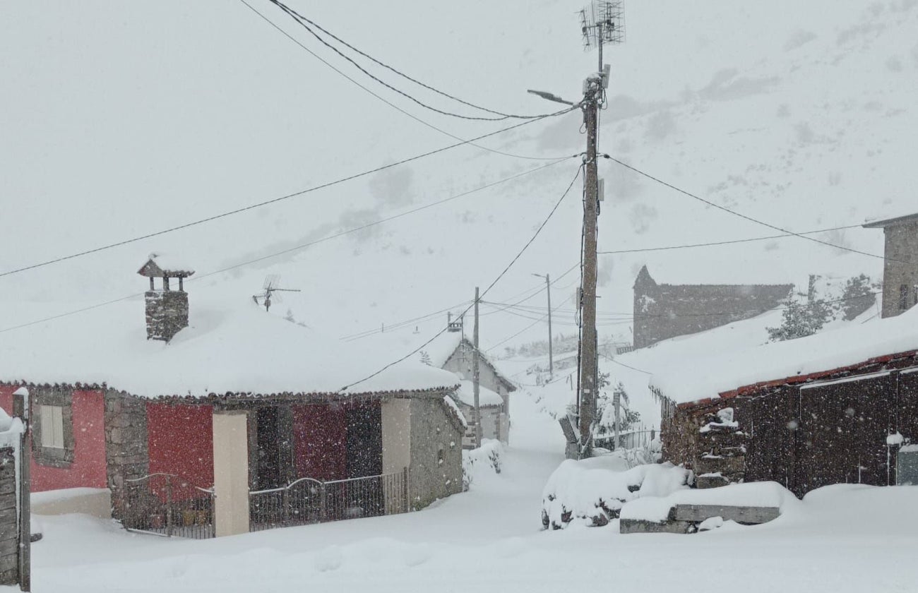 Nieve, mucho viento y fuerte oleaje en Asturias por cupla de &#039;Ivo&#039;