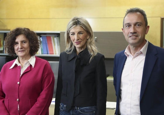 La viceconsejera de Derechos Ciudadanos, Beatriz González Prieto, la vicepresidenta segunda del Gobierno y ministra de Trabajo, Yolanda Díaz, y el consejero de Ordenación del Territorio, Ovidio Zapico, esta mañana en Oviedo.