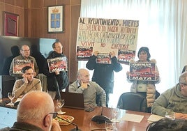 Integrantes de la plataforma vecinal contra la quema de basura en la Pereda, ayer en el pleno mierense.