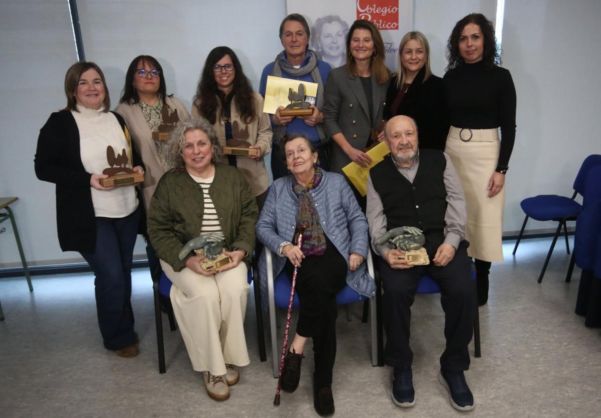 Los premios. Los galardonados posan para la foto junto a Carmen Ruiz-Tilve.