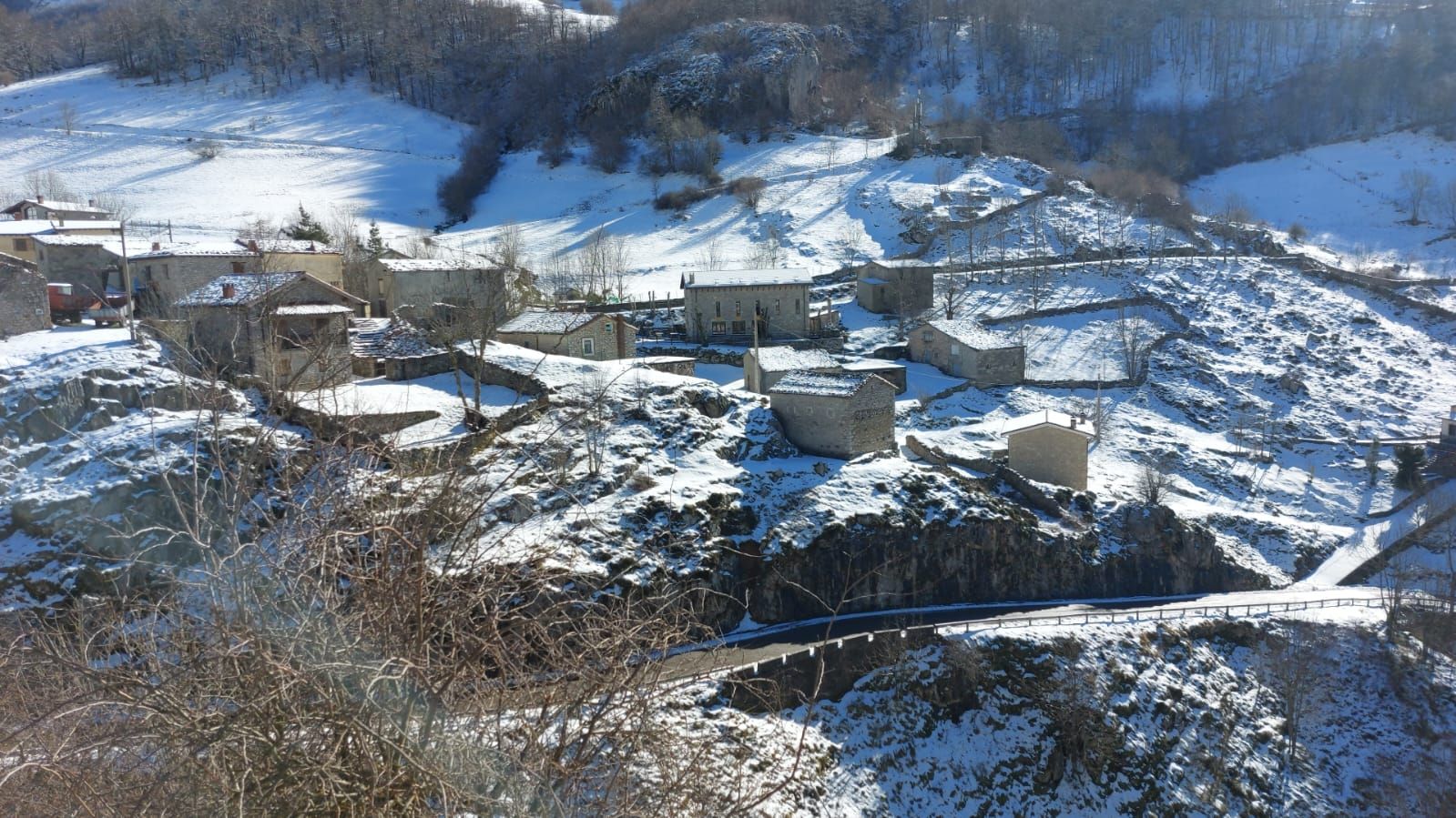 La nieve comienza a cubrir en la zona de La Curvona. Por debajo de Poncebos los montes están limpios.