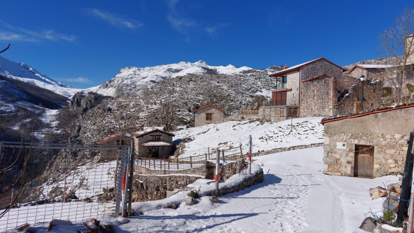 La capa de nieve a la altura de la localidad cabraliega es poco profunda.