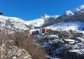 Sotres, con La Pica al fondo, vista desde el inicio del camino hacia Poncebos.