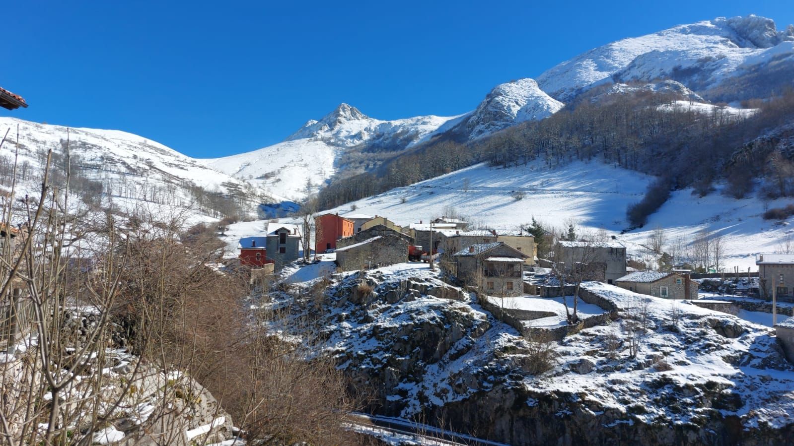 Con La Pica al fondo, vista desde el inicio del camino hacia Poncebos.