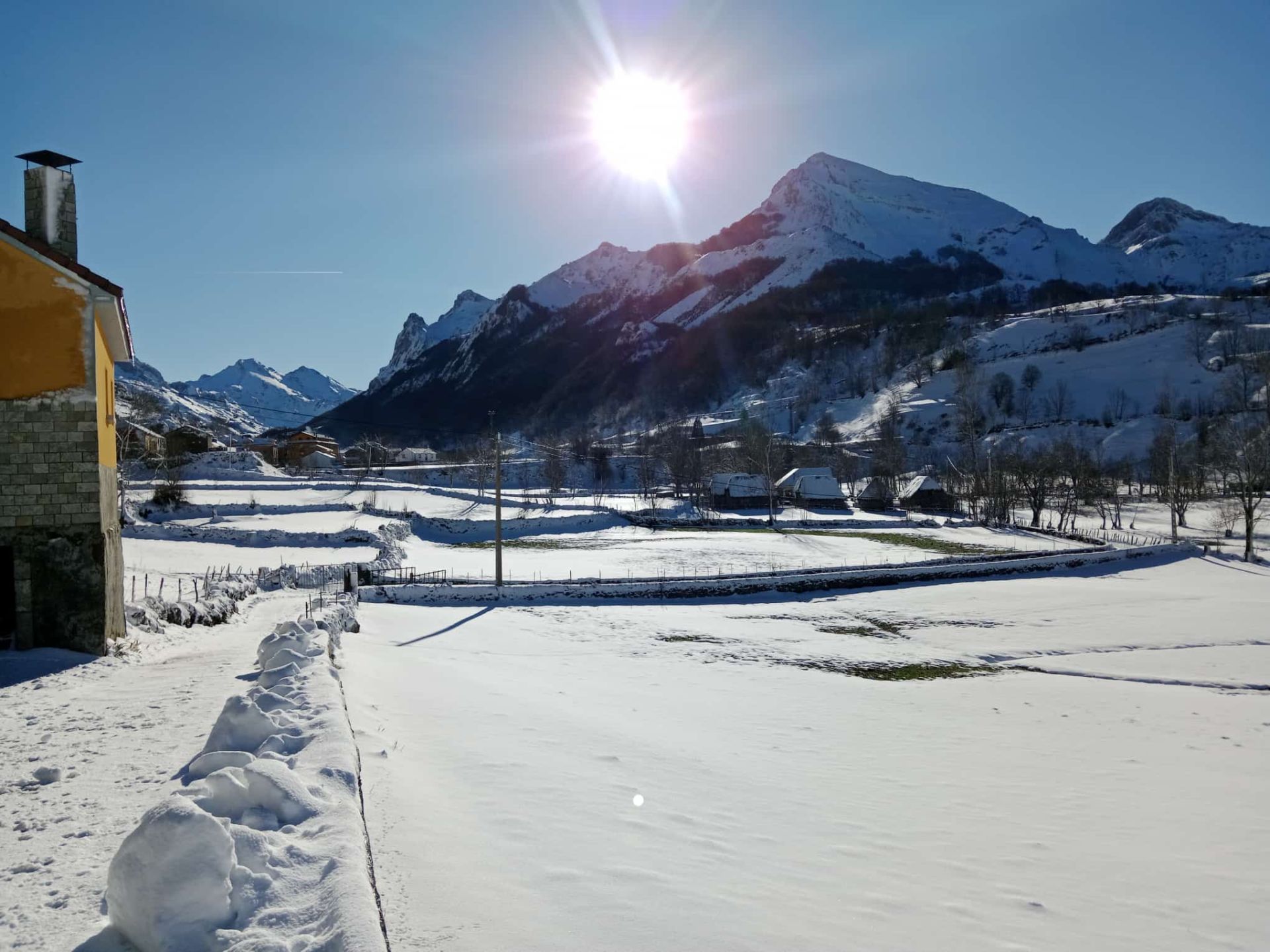 El valle de Valle de Lago, con nieve recién caída y mucho Sol.