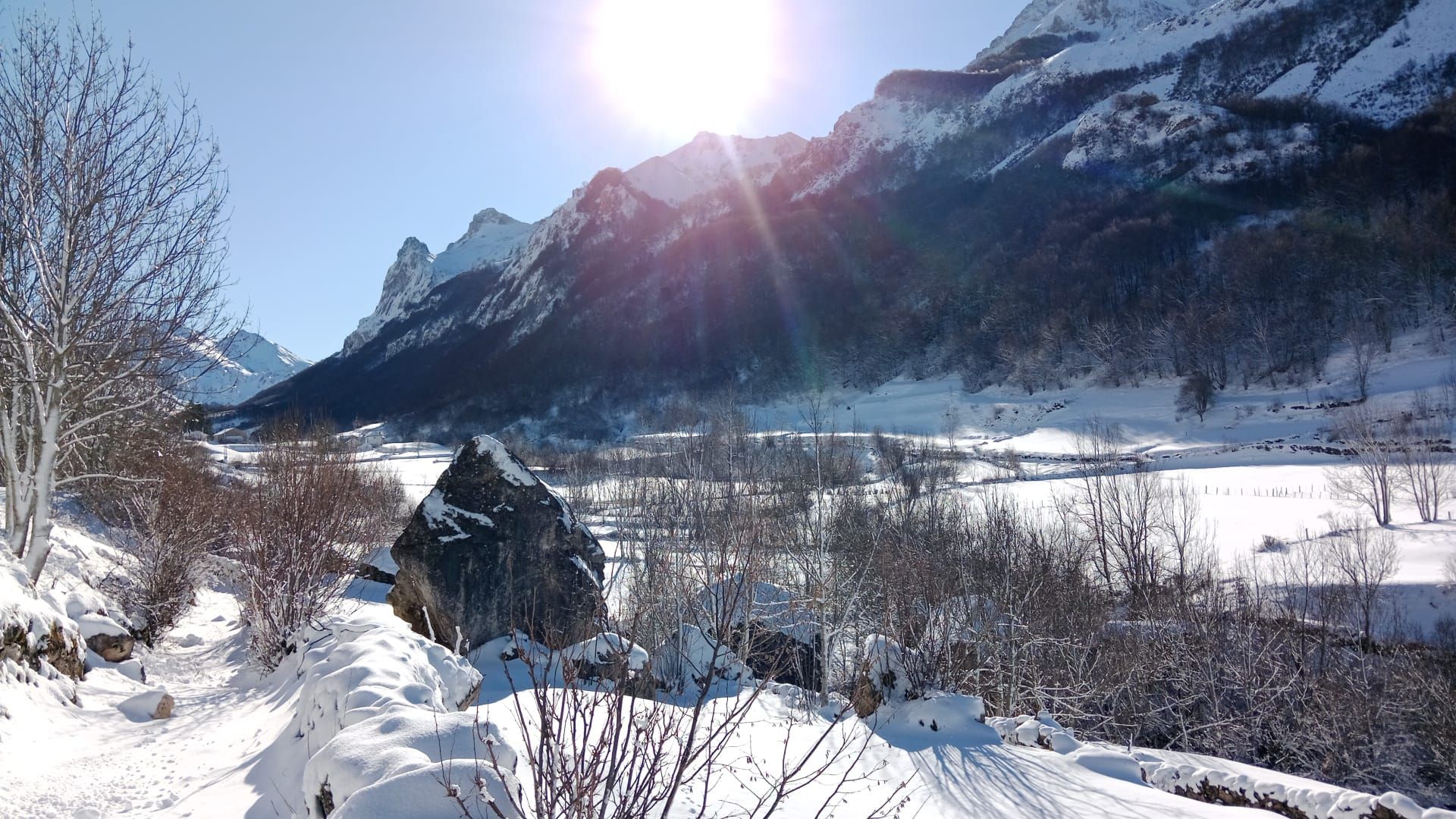 El valle de Valle de Lago, con nieve recién caída y mucho Sol.