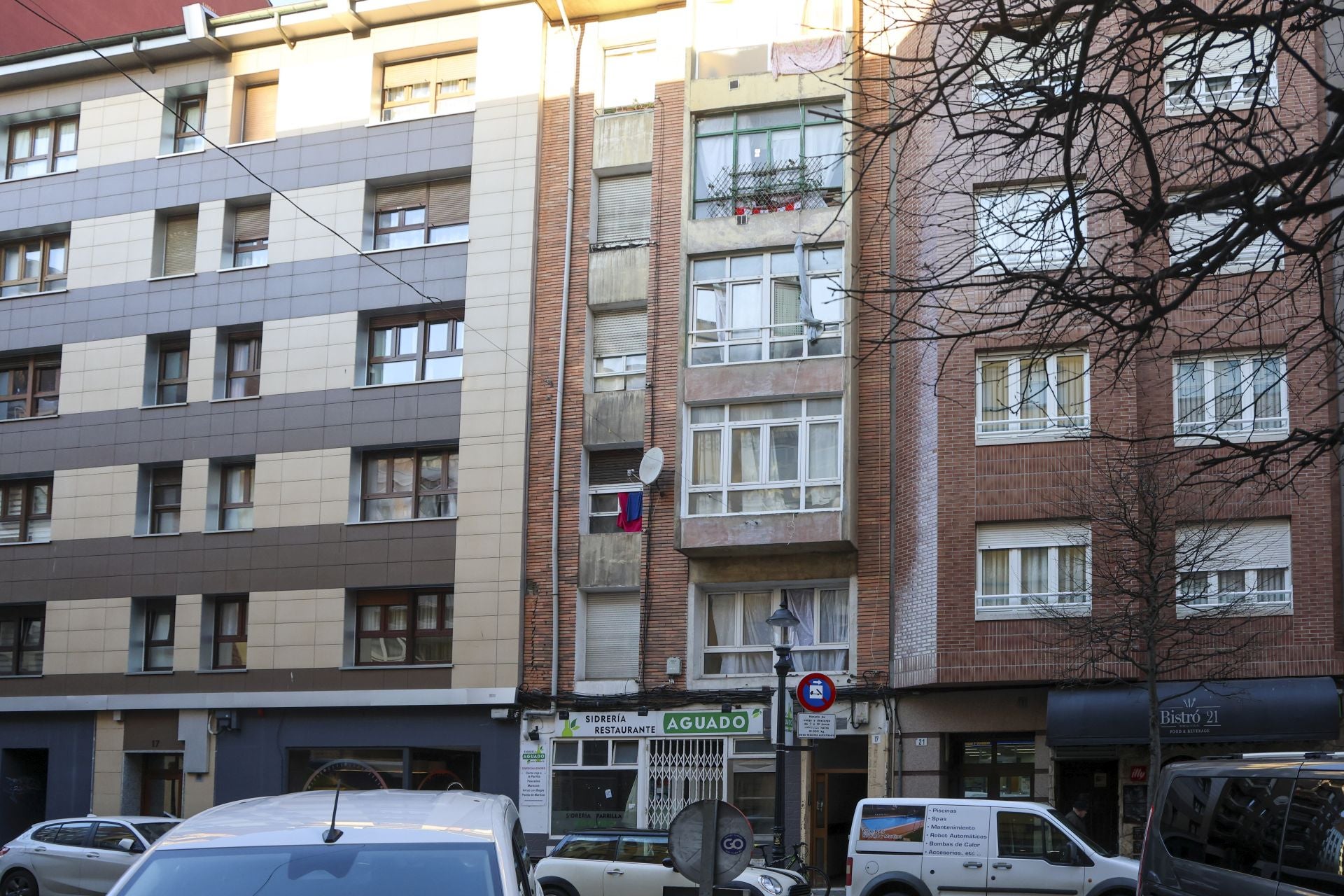 Así se encuentra por dentro el edificio okupado de la calle Aguado, en Gijón