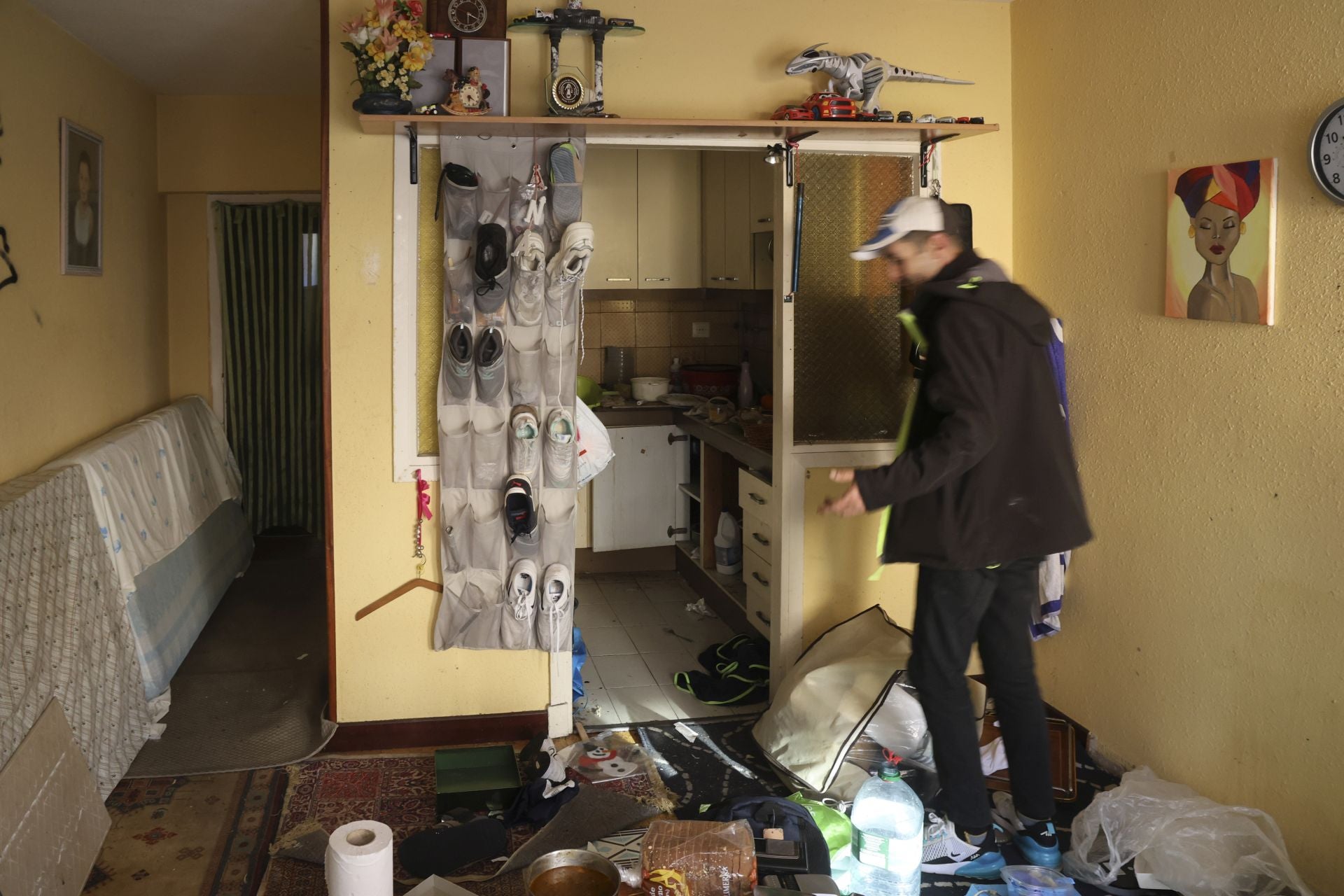 Así se encuentra por dentro el edificio okupado de la calle Aguado, en Gijón